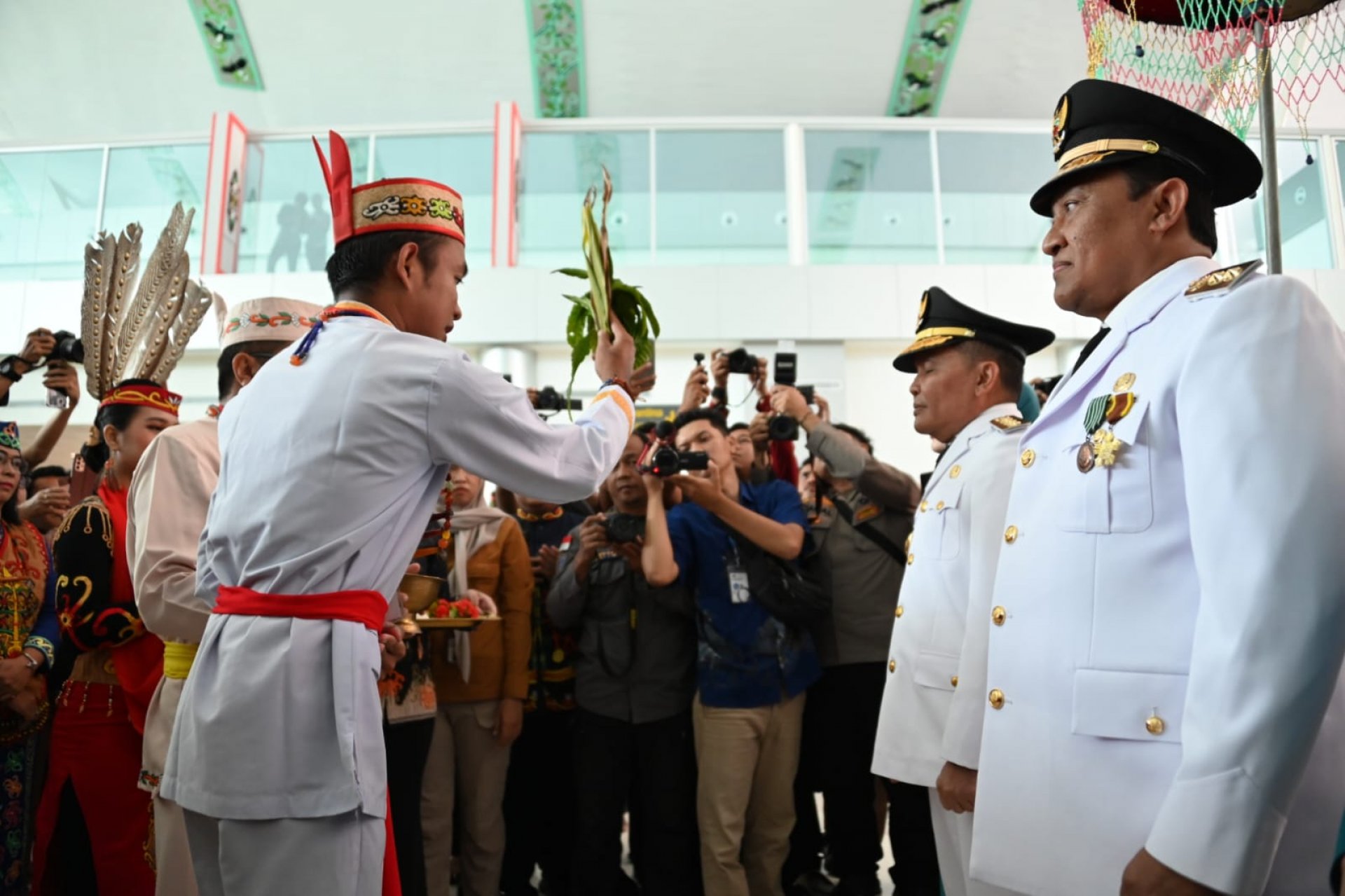 Gubernur dan Wagub Kalteng Masa Jabatan 2025-2030 Tiba di Bandara Tjilik Riwut disambut Acara Adat