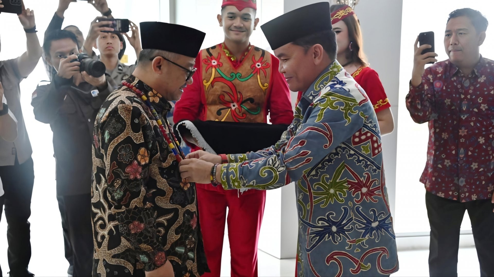 Gubernur dan Wagub Kalteng Sambut Kedatangan Mendikdasmen RI