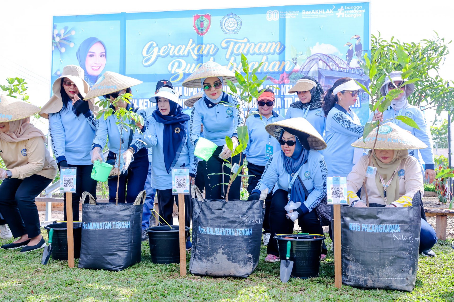 Bersama Peserta Rakerda, Ketua PKK Kalteng Aisyah Thisia Agustiar Sabran Kunjungi Kebun Percontohan Aku Hatinya PKK