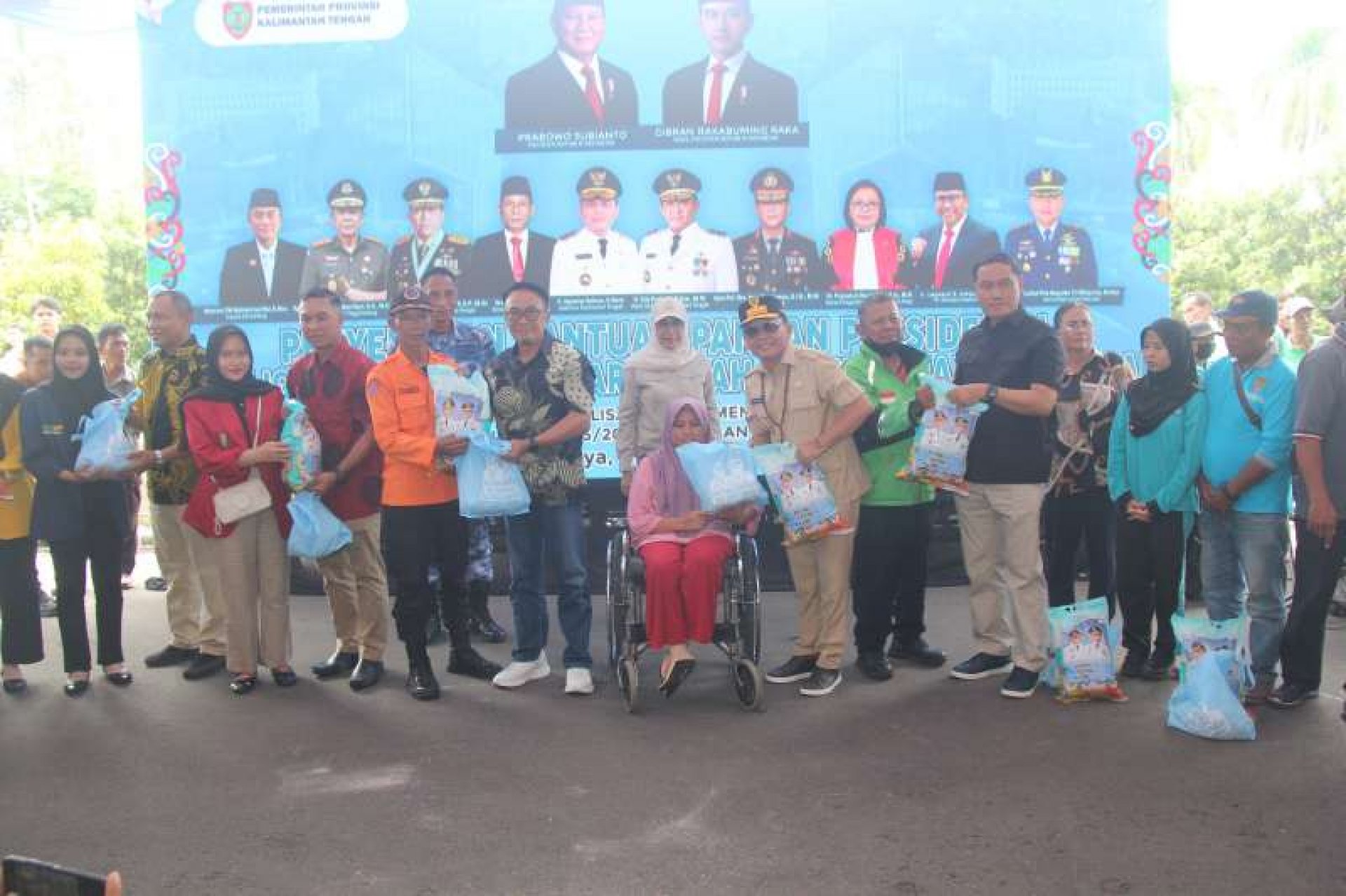 Gubernur Agustiar Sabran Serahkan Bantuan Pangan dari Presiden RI dan Launching Pasar Murah Jelang Natal 2025 dan Tahun Baru 2026