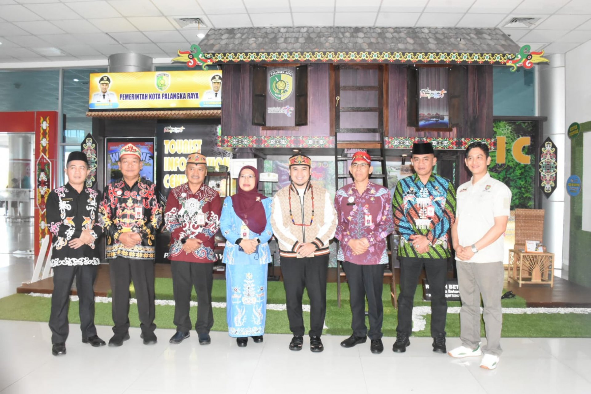 Sahli KSDM dan Asisten Adum Sambut Kedatangan Penceramah Tabligh Akbar Memperingati Maulid Nabi di Sampit