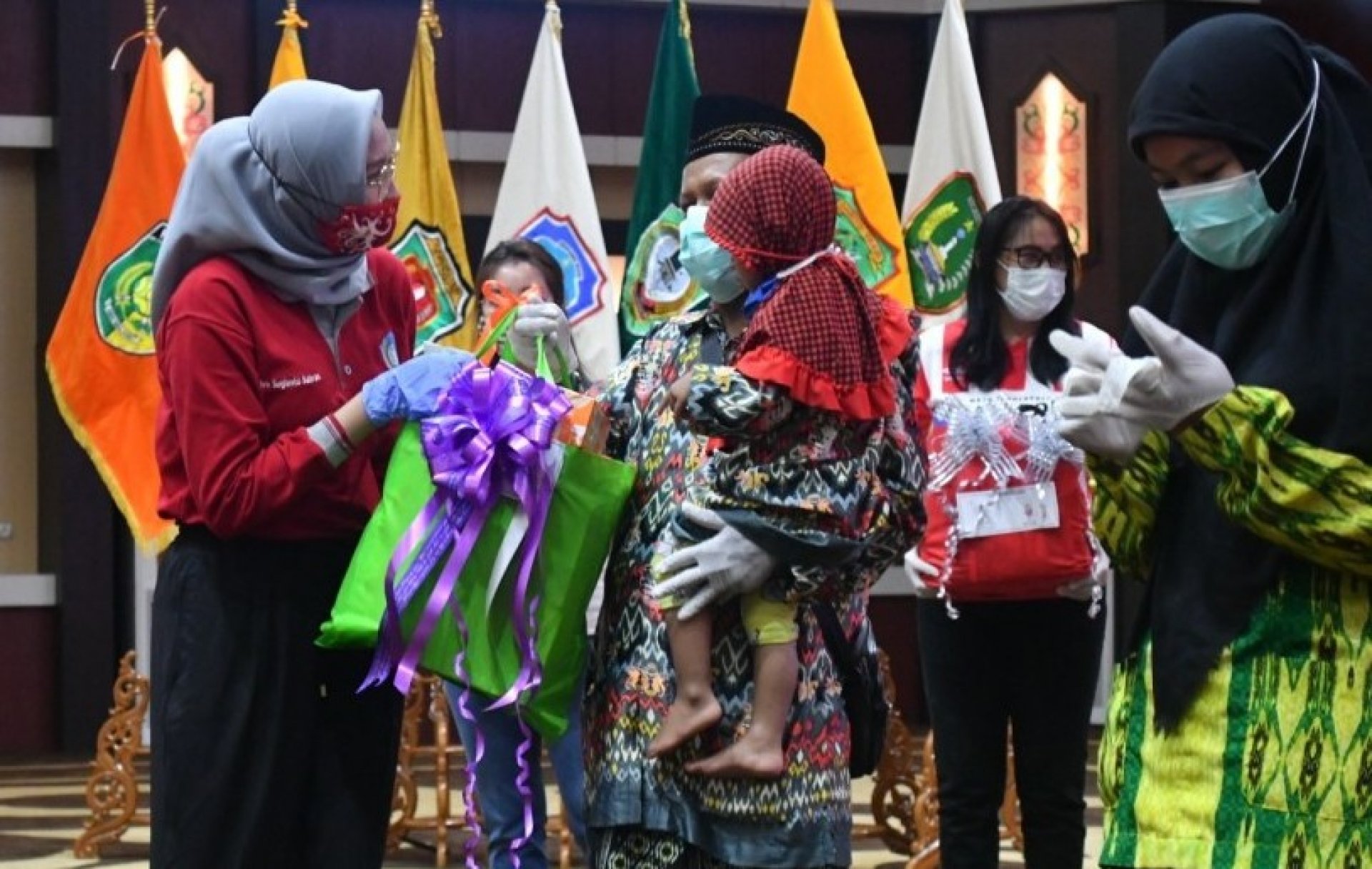 KETUA TP PKK KALTENG SERAHKAN BANTUAN PEMENUHAN KEBUTUHAN SPESIFIK PEREMPUAN DAN ANAK