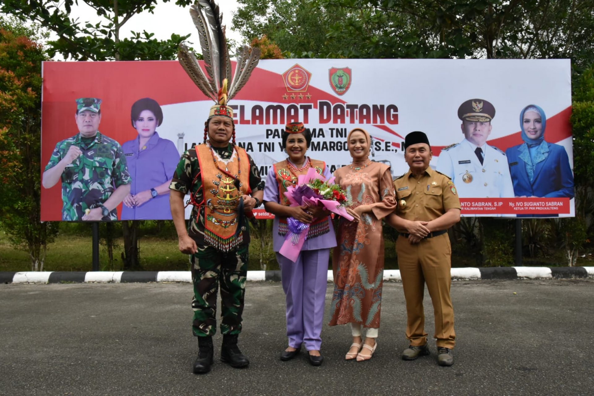 Panglima TNI Laksamana TNI Yudo Margono Terima Gelar Kehormatan Adat Dayak