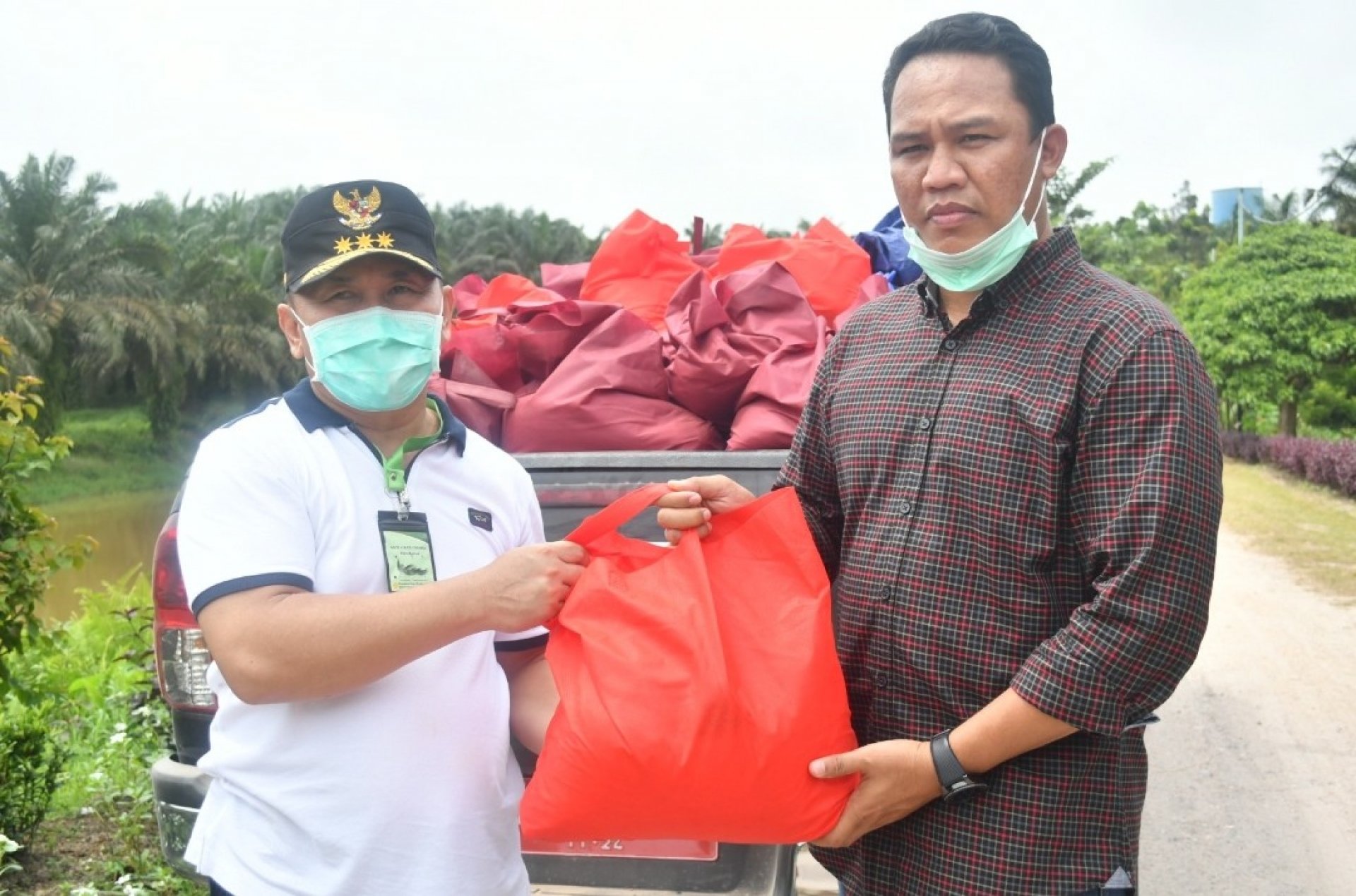 GUBERNUR SUGIANTO SABRAN SERAHKAN BANTUAN SEMBAKO BAGI WARGA KORBAN BANJIR DI LAMANDAU