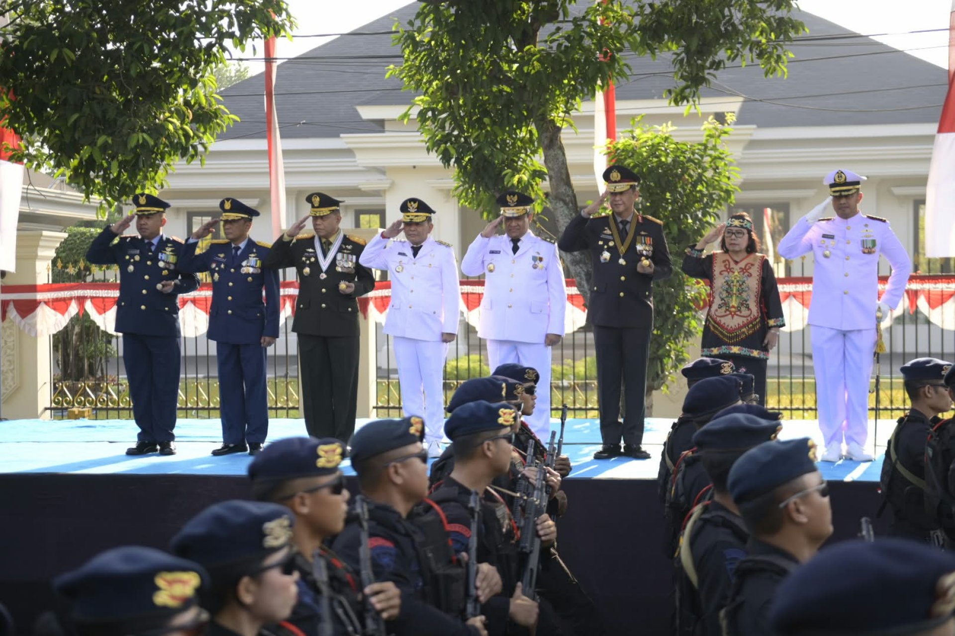 Gubernur Kalteng Agustiar Sabran Sapa Peserta Kirab Budaya HUT ke-81 RI