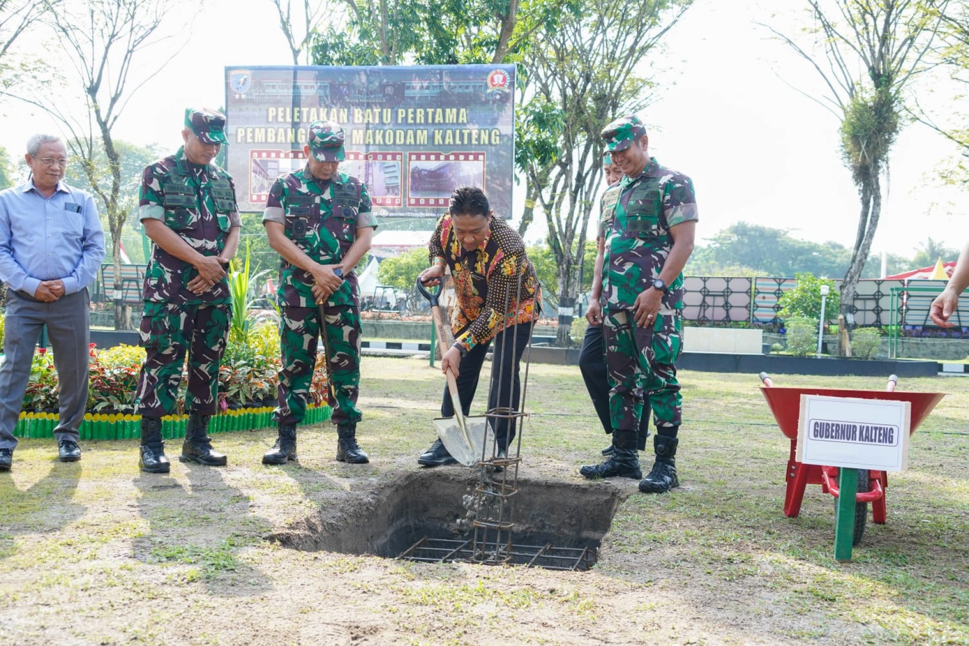 Wagub Edy Pratowo Lakukan Peletakan Batu Pertama Pembangunan Makodam di Kalteng