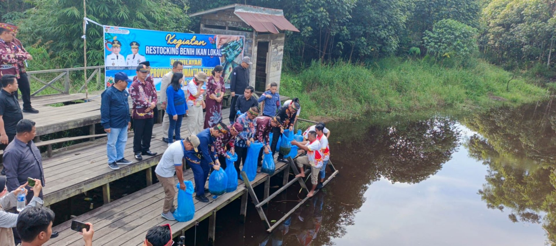 Plt. Sekda Kalteng dan Bupati Bartim Sebar Benih Ikan untuk Ketahanan Pangan dan Ekosistem