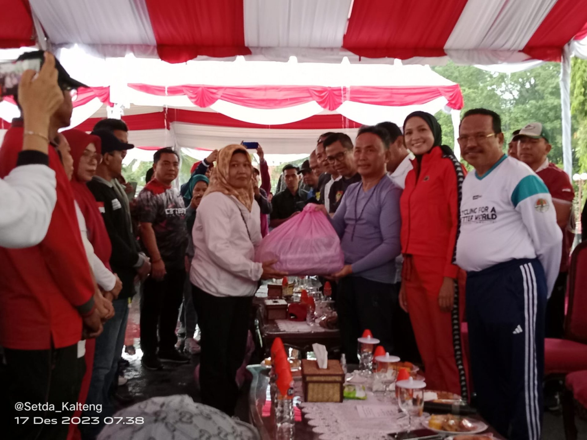 Jelang Nataru, Pemprov Kalteng Bagikan 3.700 Paket Sembako