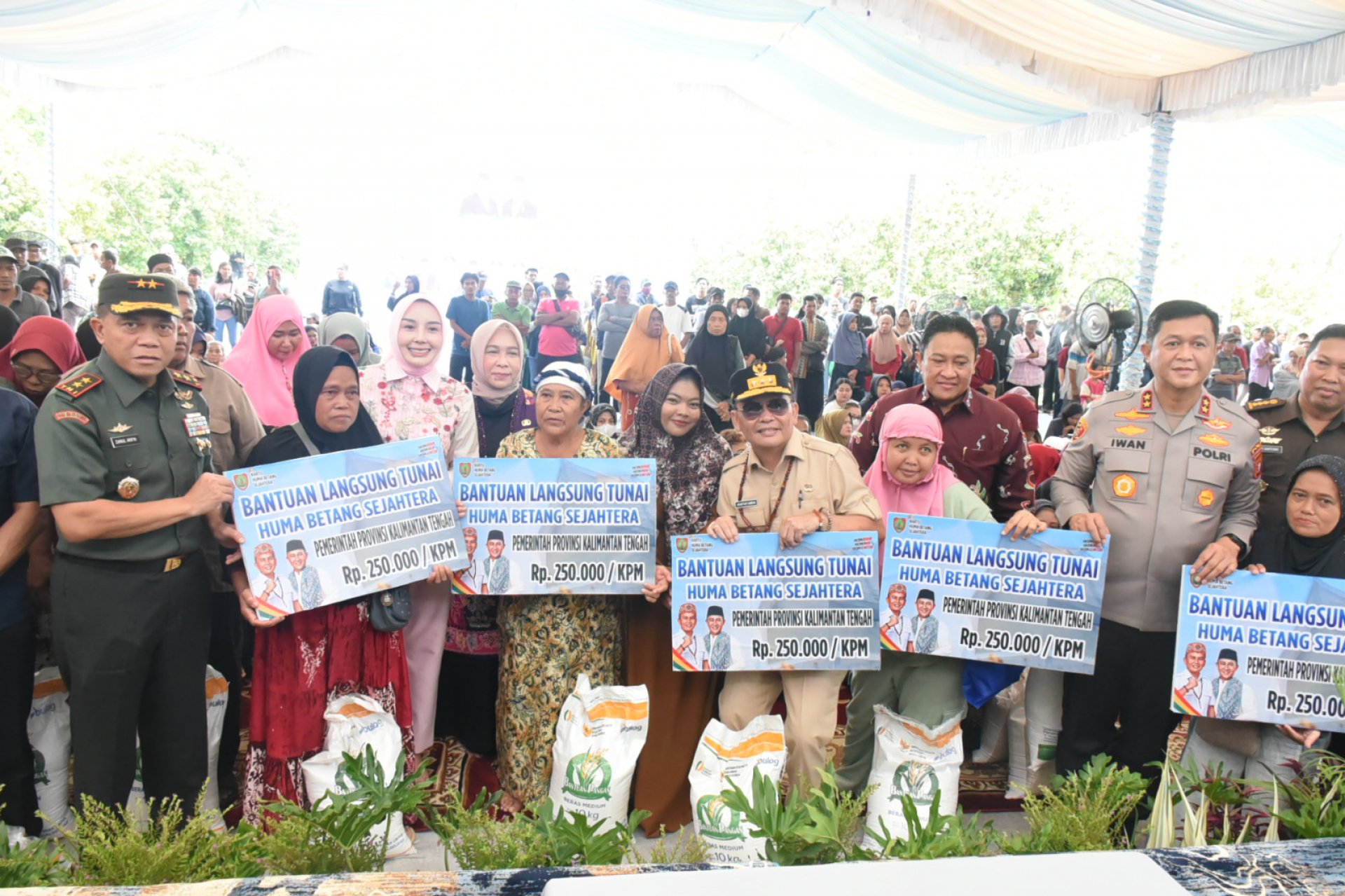 Jelang Idul Fitri dan Nyepi, Gubernur Serahkan Bantuan Pangan Presiden dan BLT KHBS serta Gerakan Pangan Murah