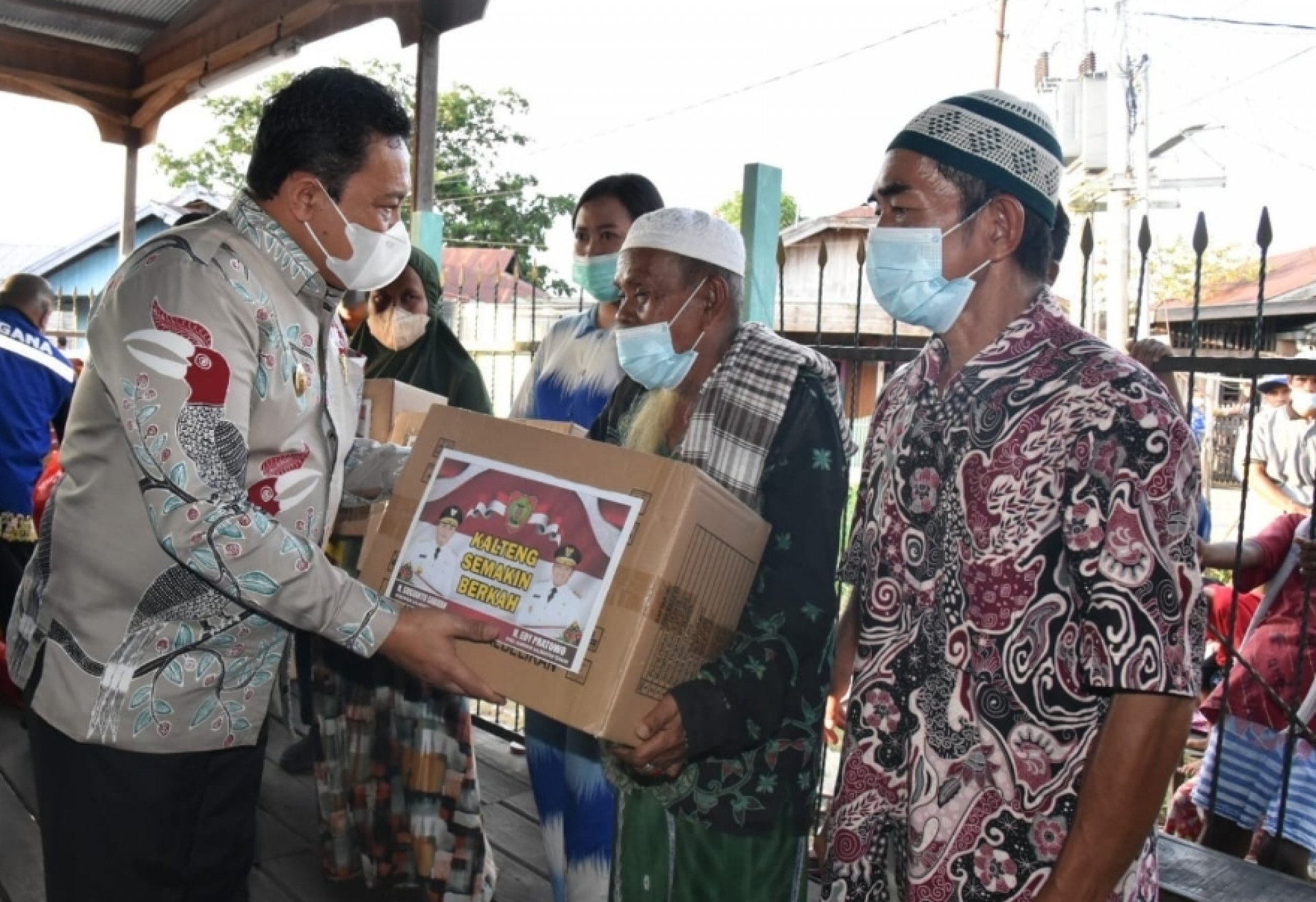 Wagub Edy Pratowo Serahkan Bantuan Pemprov Kalteng bagi Korban Kebakaran di Kompleks Rindang Banua