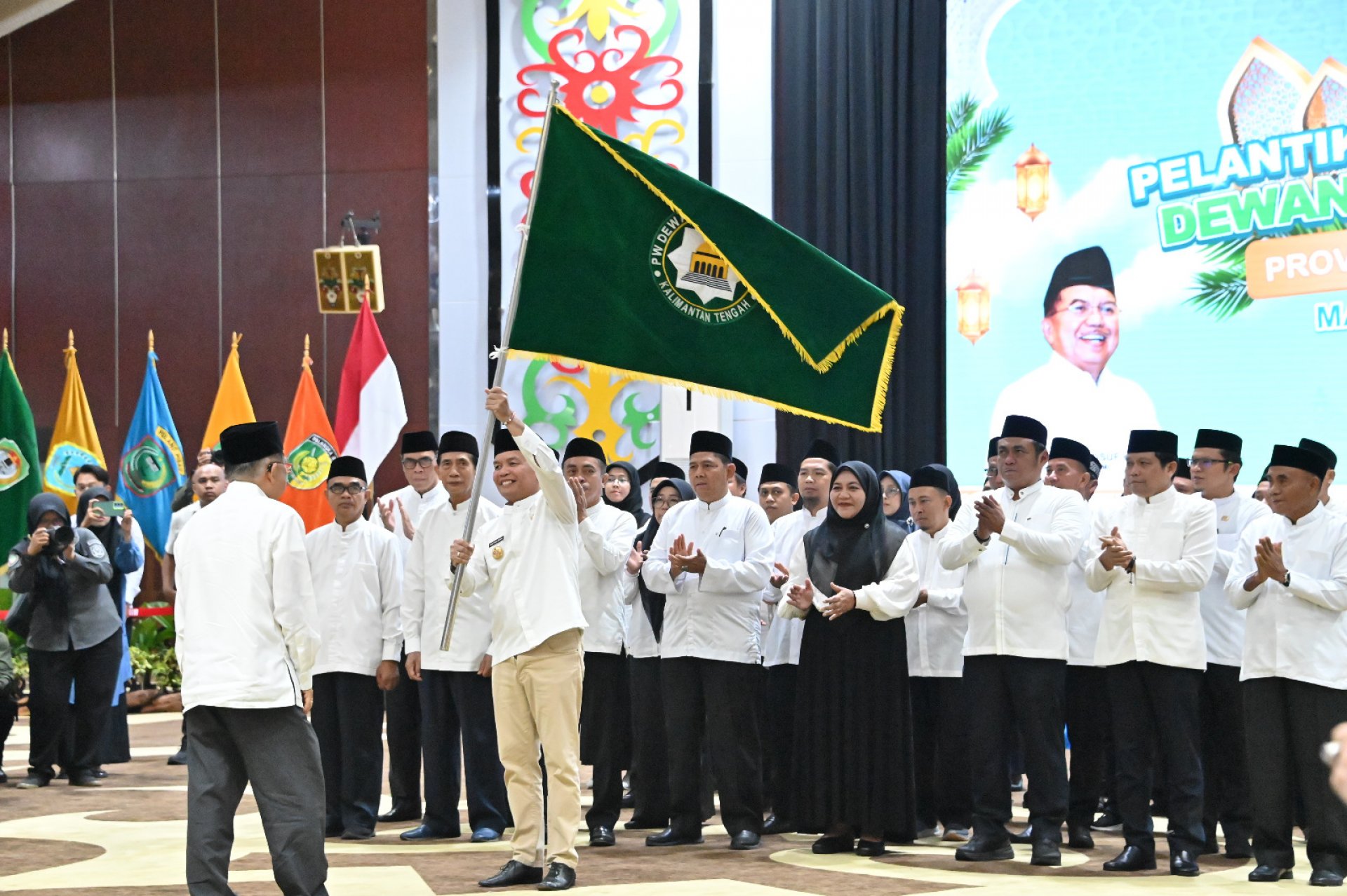 Gubernur Agustiar Sabran Resmi Dilantik Jusuf Kalla sebagai Ketua Umum DMI Kalteng Masa Khidmat 2025–2030