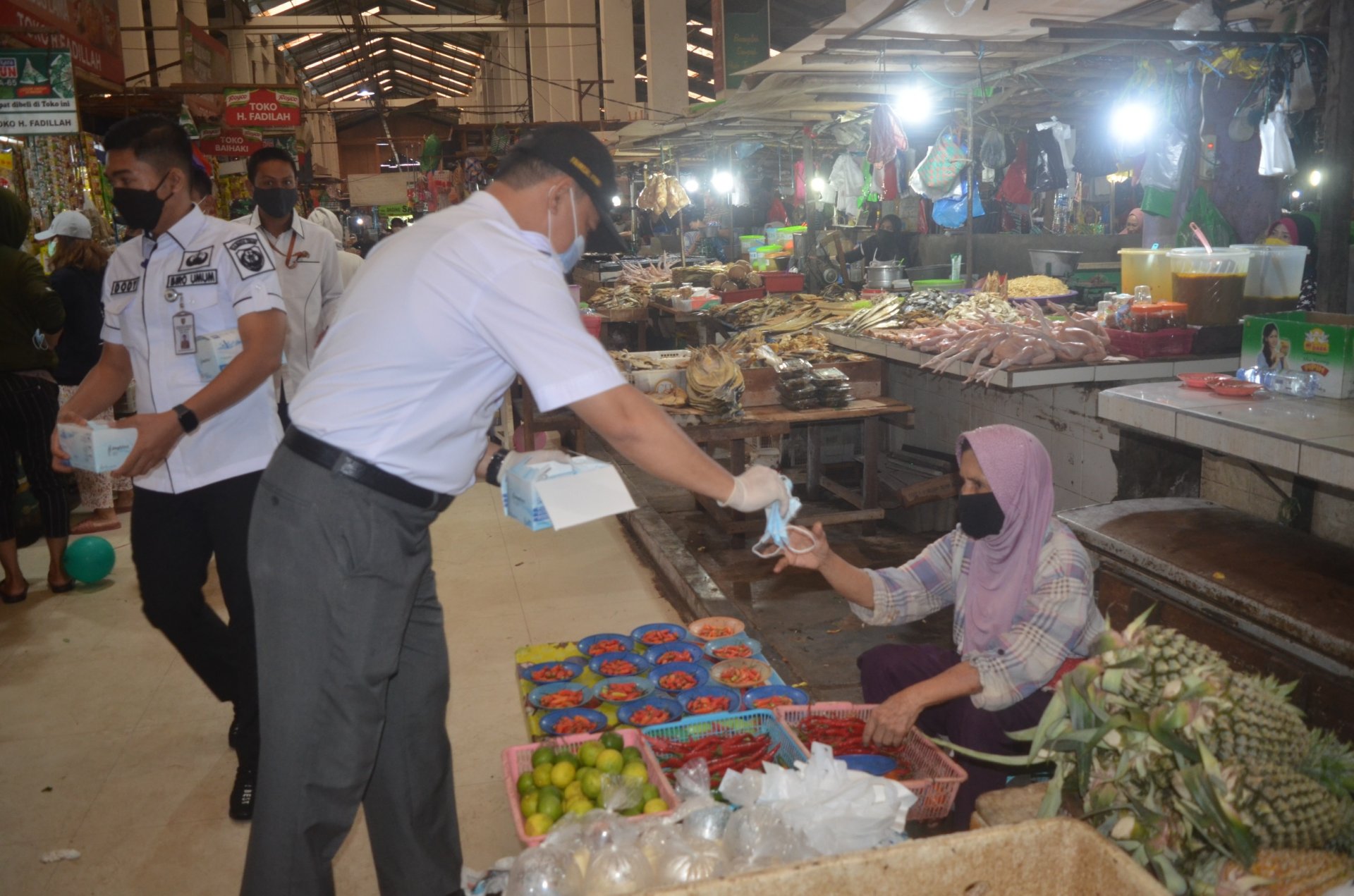 Sekda Kalteng Bersama Kapolda dan Danrem Bagikan Masker ke Masyarakat