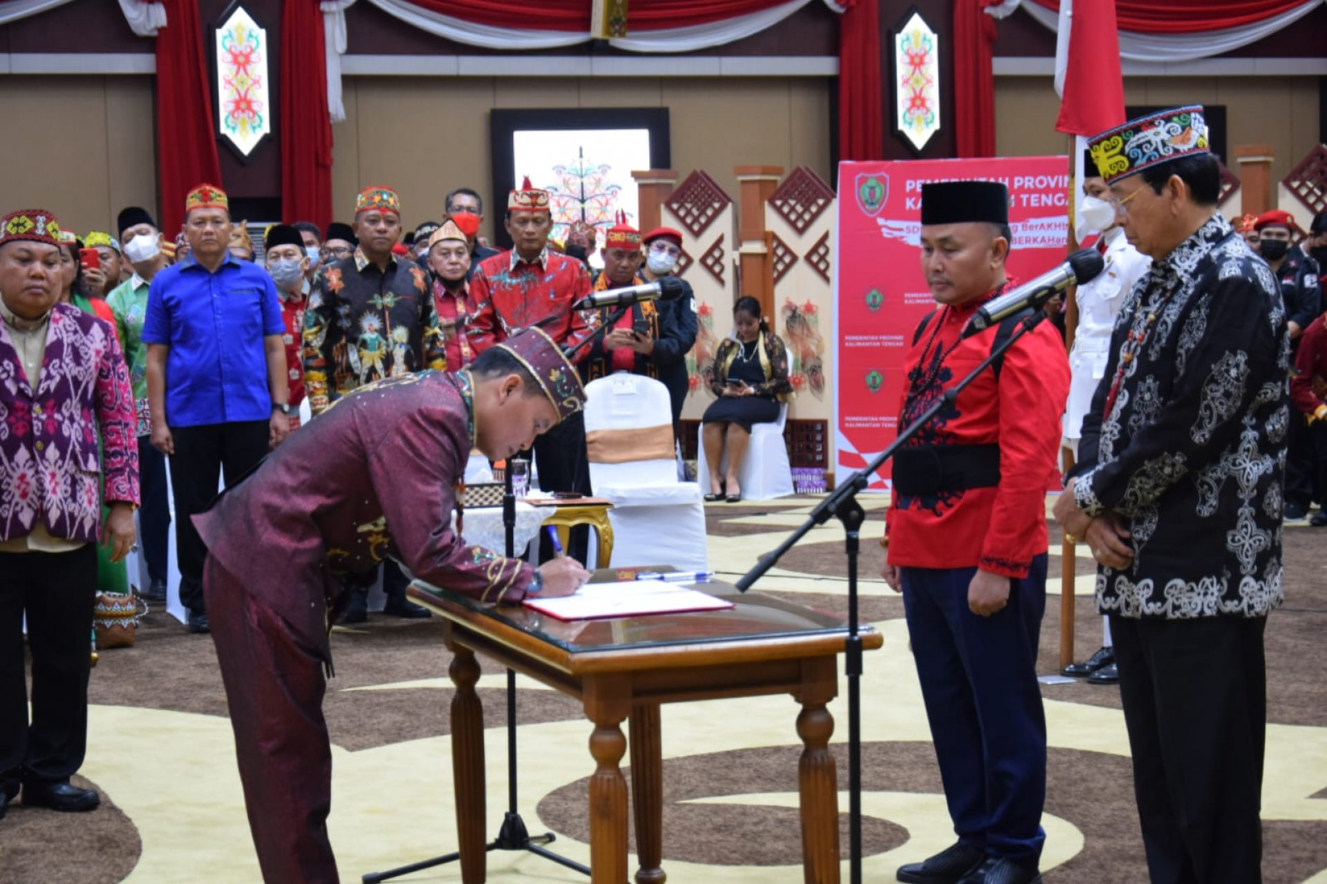 Hadiri Pelantikan Pengurus DAD Kalteng 2021-2026, Gubernur Sugianto Sabran: Kerja Sama Harmonis Wujudkan Kesejahteraan Masyarakat
