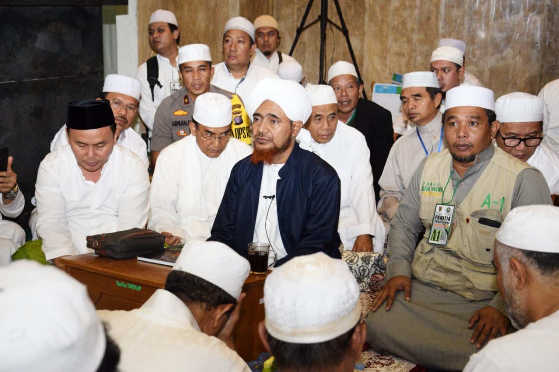 Gubernur dan Wagub Kalteng Dampingi Al Habib Umar Bin Hafidz Subuh Berjamaah di Masjid Raya Darussalam