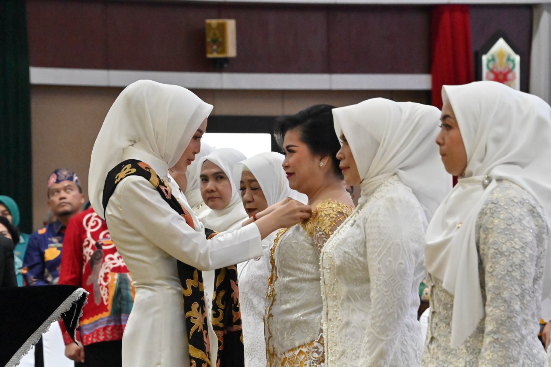 Aisyah Thisia Agustiar Sabran Lantik 12 Ketua Dekranasda Kabupaten/Kota Masa Bakti 2025-2030
