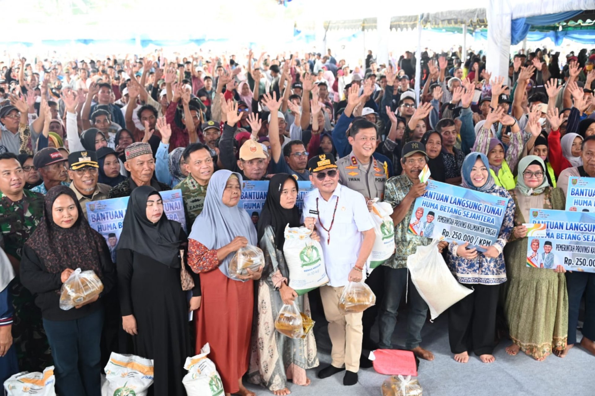Menyongsong Idul Fitri dan Nyepi, Gubernur Agustiar Sabran Salurkan Bantuan Pangan dan KHBS Tunai untuk Masyarakat Kotawaringin Barat