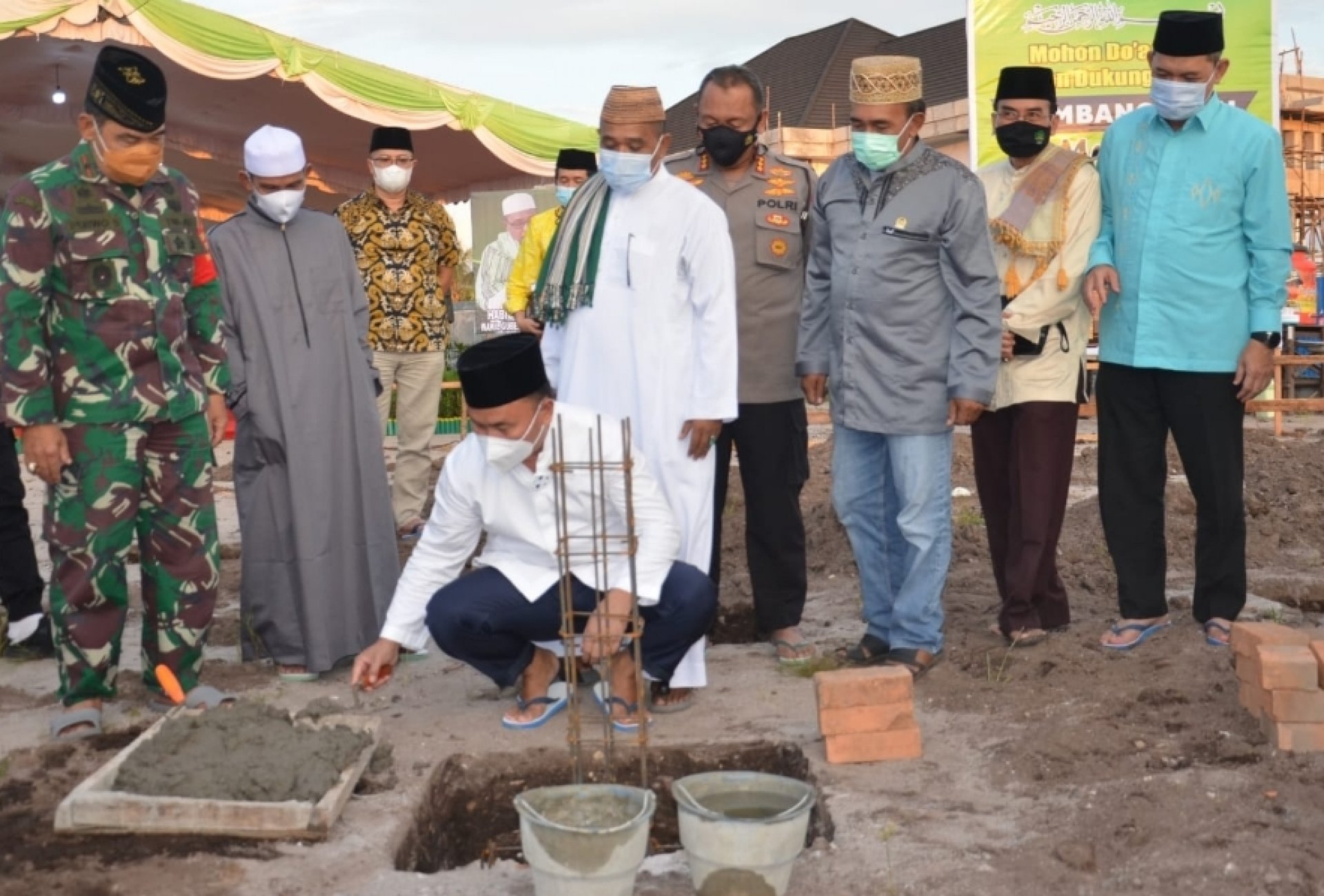 Gubernur Sugianto Sabran Bersama Wagub Habib Ismail Bin Yahya Lakukan Peletakan Batu Pertama Mushola Syarifah Fatmah Al Bahasyim