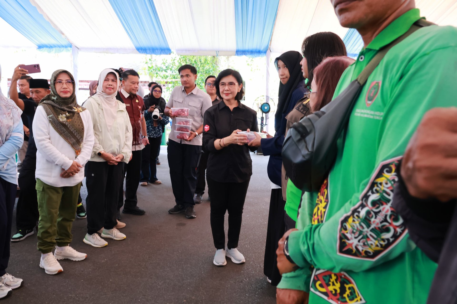 Pj. Sekda Wakili Gubernur Kalteng Serahkan Daging Qurban Bagi Masyarakat yang Membutuhkan