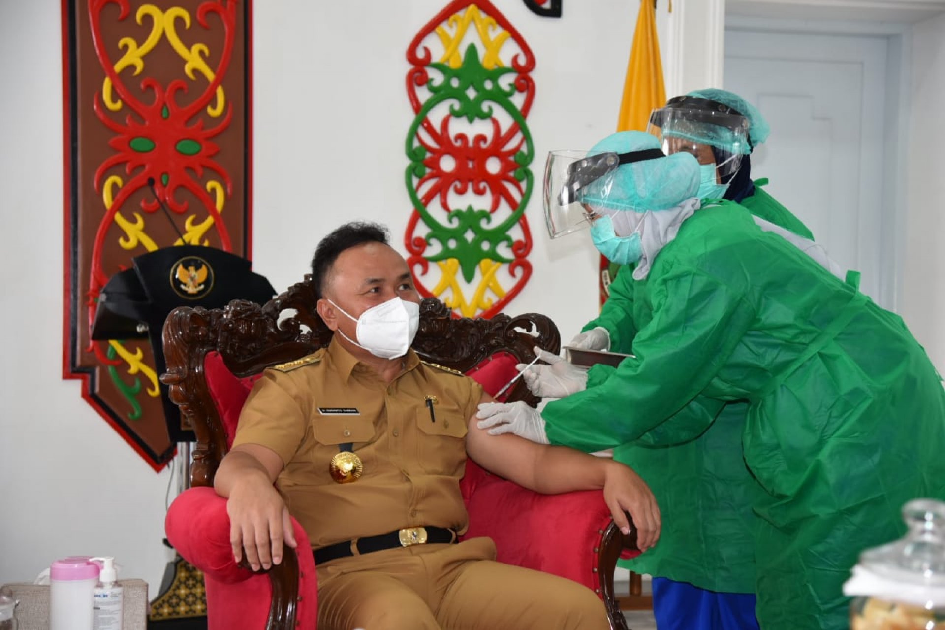 Gubernur Kalteng Bersama Ketua TP PKK dan Kepala Perangkat Daerah Terima Vaksinasi COVID-19