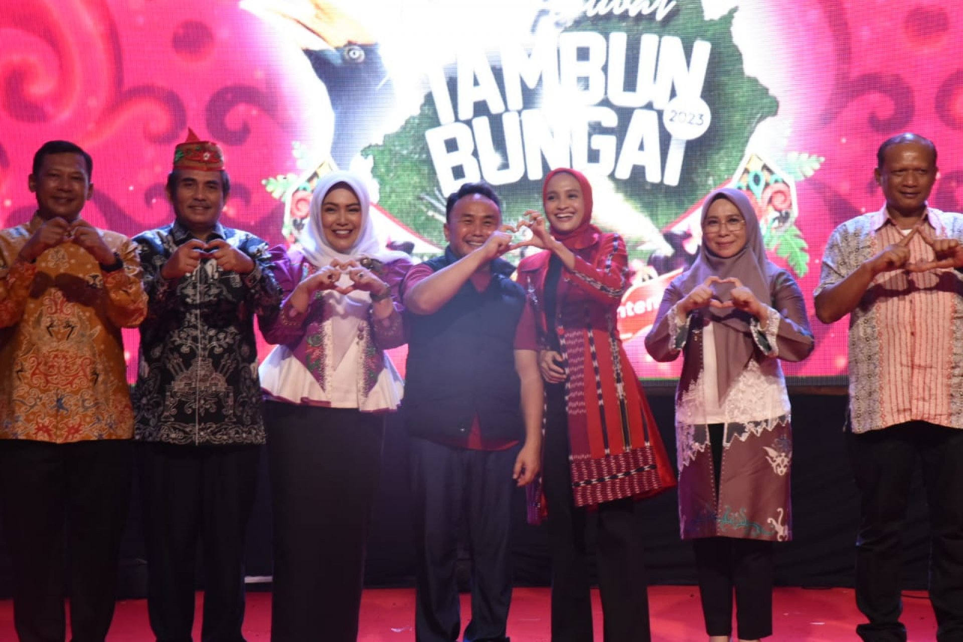 Buka Festival Tambun Bungai, Gubernur Sugianto Sabran: Mari Berkolaborasi Kembangkan Kebudayaan dan Pariwisata Kalteng