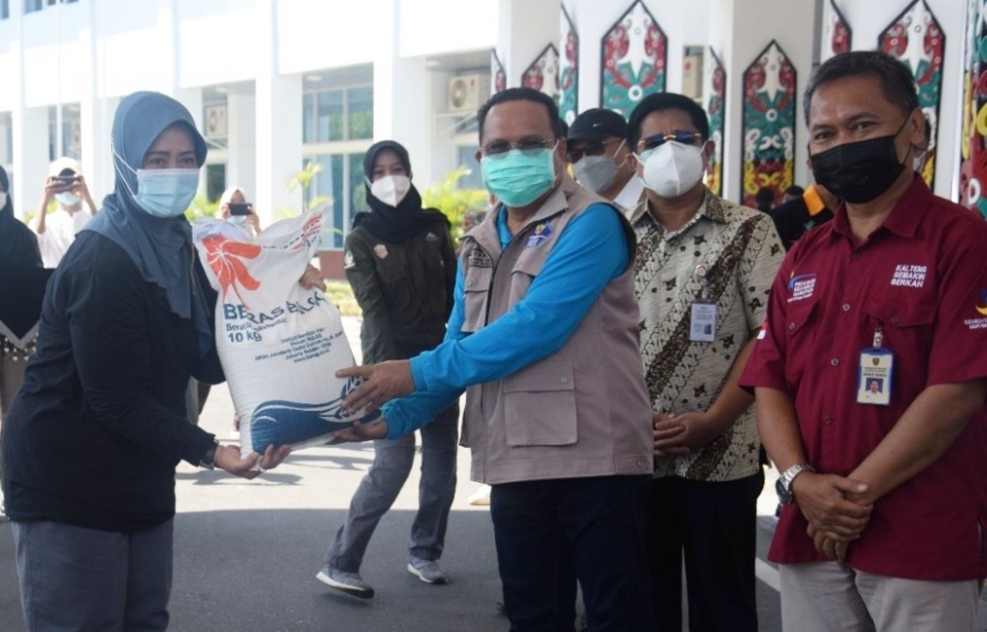 Kalteng Mulai Salurkan Bansos Beras dan Bansos Tunai bagi Masyarakat Terdampak COVID-19