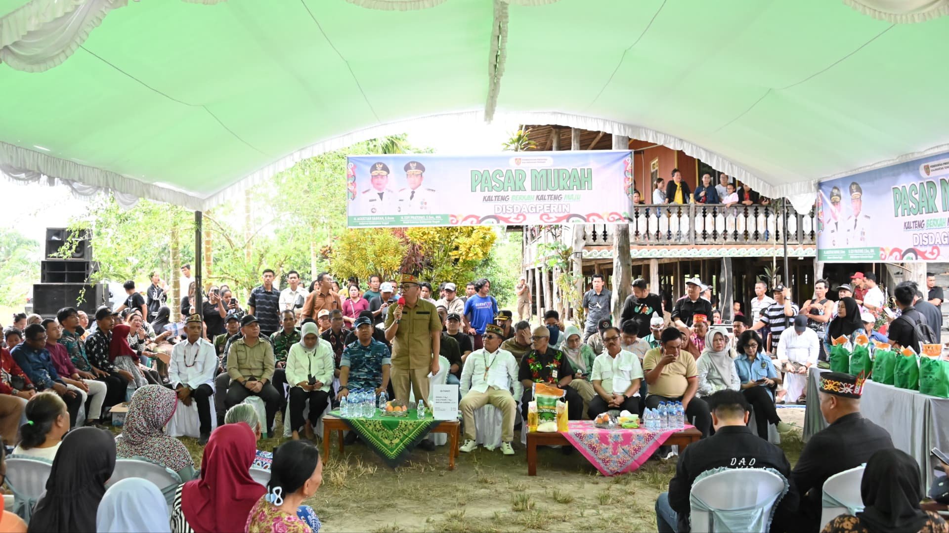 Gubernur Menyapa dan Berdialog dengan Warga yang Memadati Pasar Murah Desa Sebabi Kotim