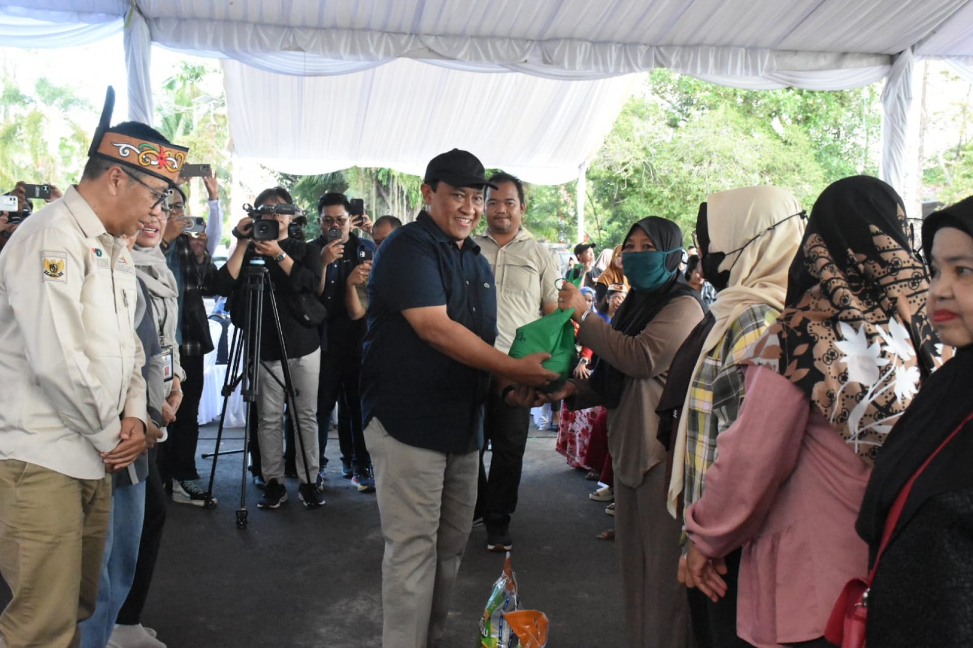 Pemprov Gelar Pasar Murah dalam rangka Pengendalian Inflasi dan Hari Jadi ke-68 Kalteng