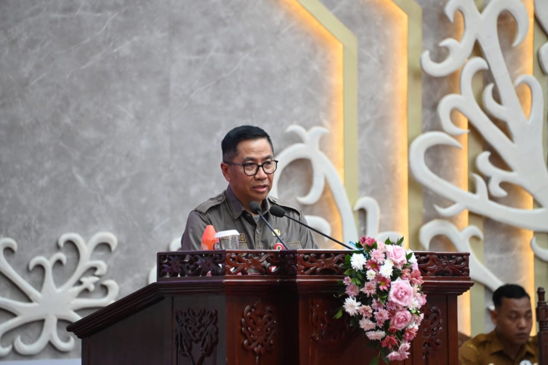 Plt. Sekda Sampaikan Pidato Pengantar Gubernur Kalteng tentang Nota Keuangan dan Raperda Perubahan APBD Tahun Anggaran 2025