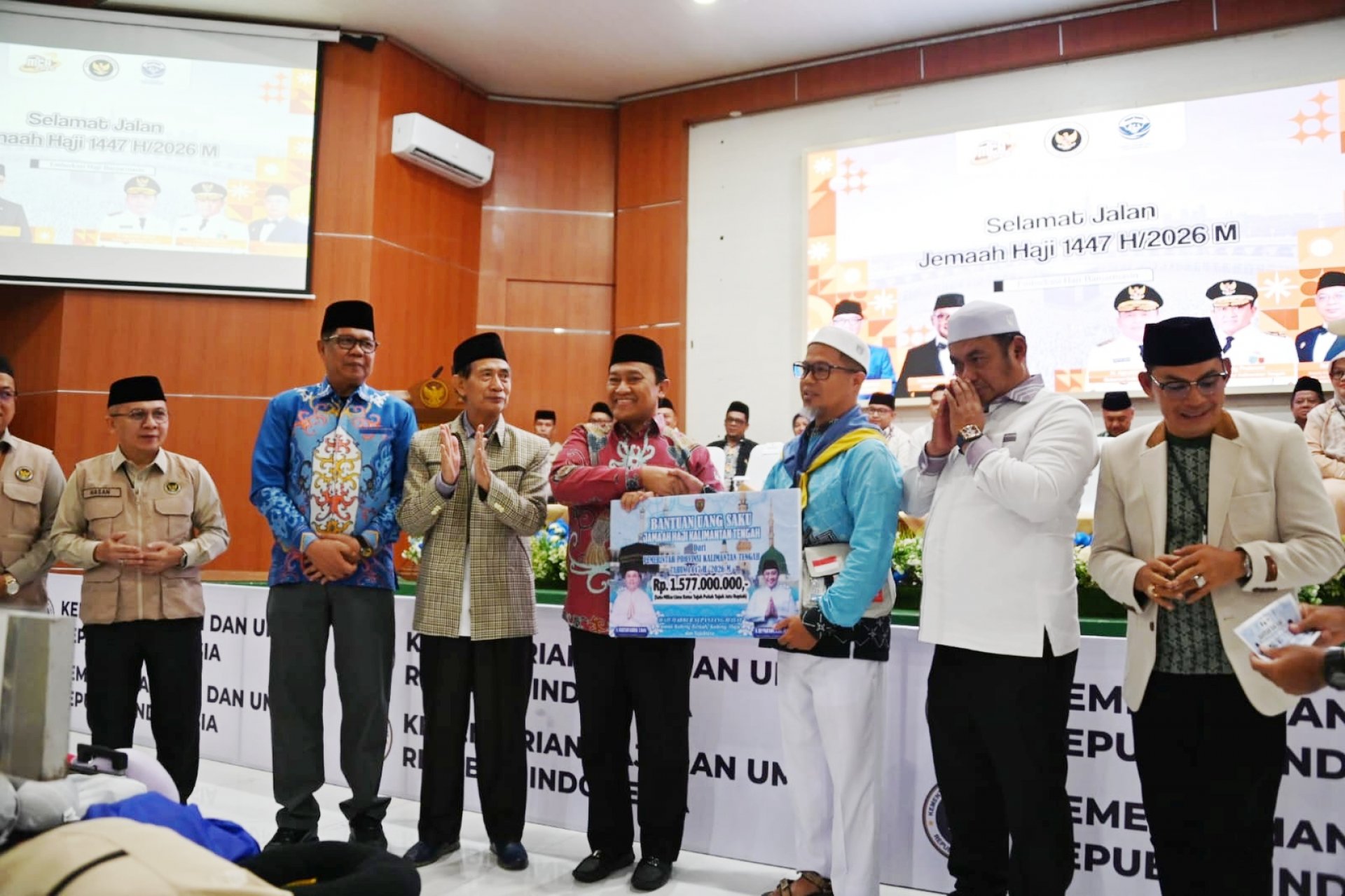Wagub H. Edy Pratowo Lepas Keberangkatan Jemaah Haji Kalteng Kloter BDJ 04 ke Tanah Suci