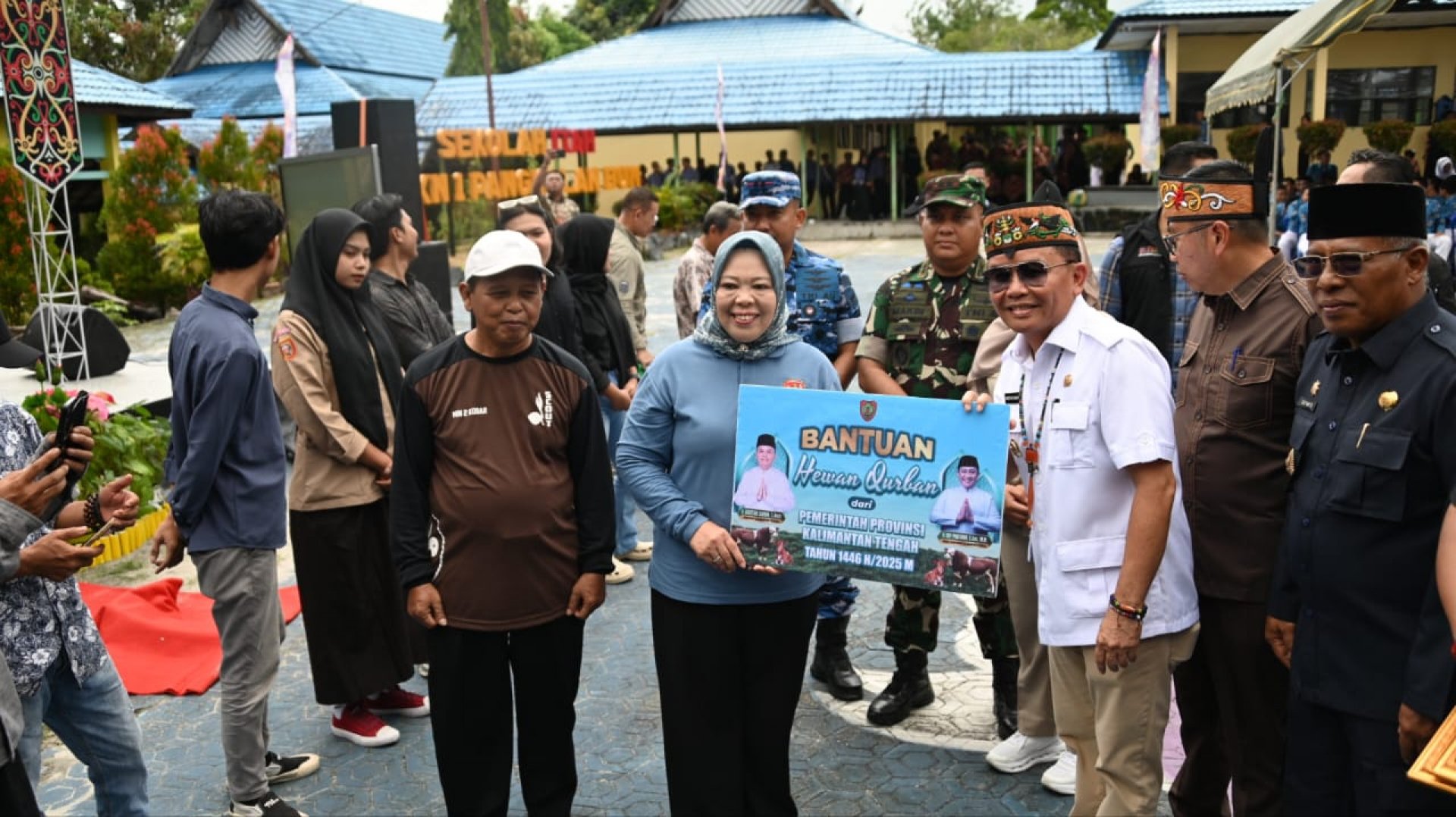 Gubernur Agustiar Sabran Simbolis Salurkan Bantuan Hewan Kurban ke 13 Kabupaten dan 1 Kota Se-Kalteng