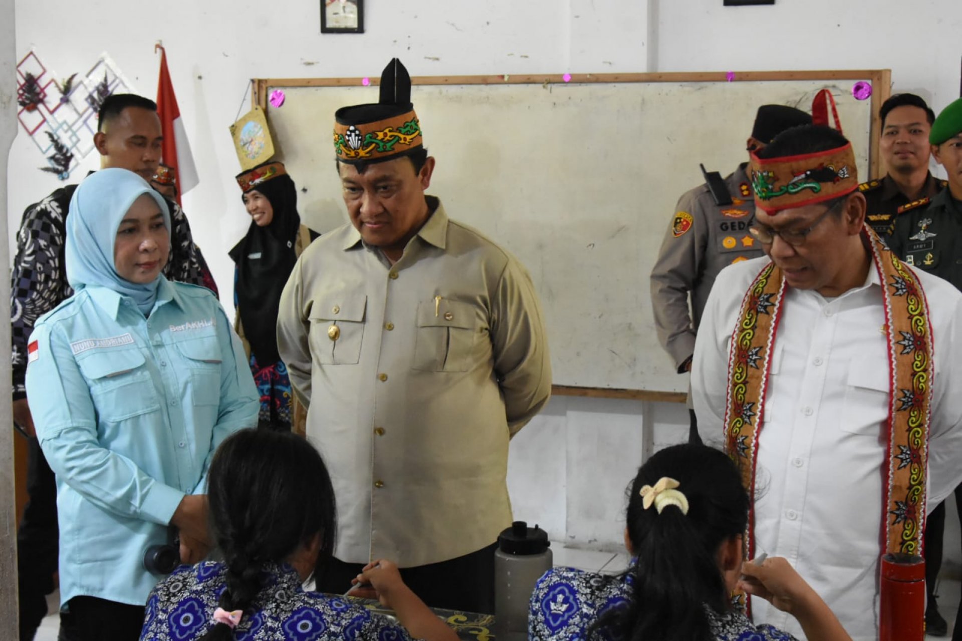 Wagub Kalteng Dampingi Wakil Ketua DPR RI Tinjau MBG Di SDN 03 Selat Hilir Kapuas