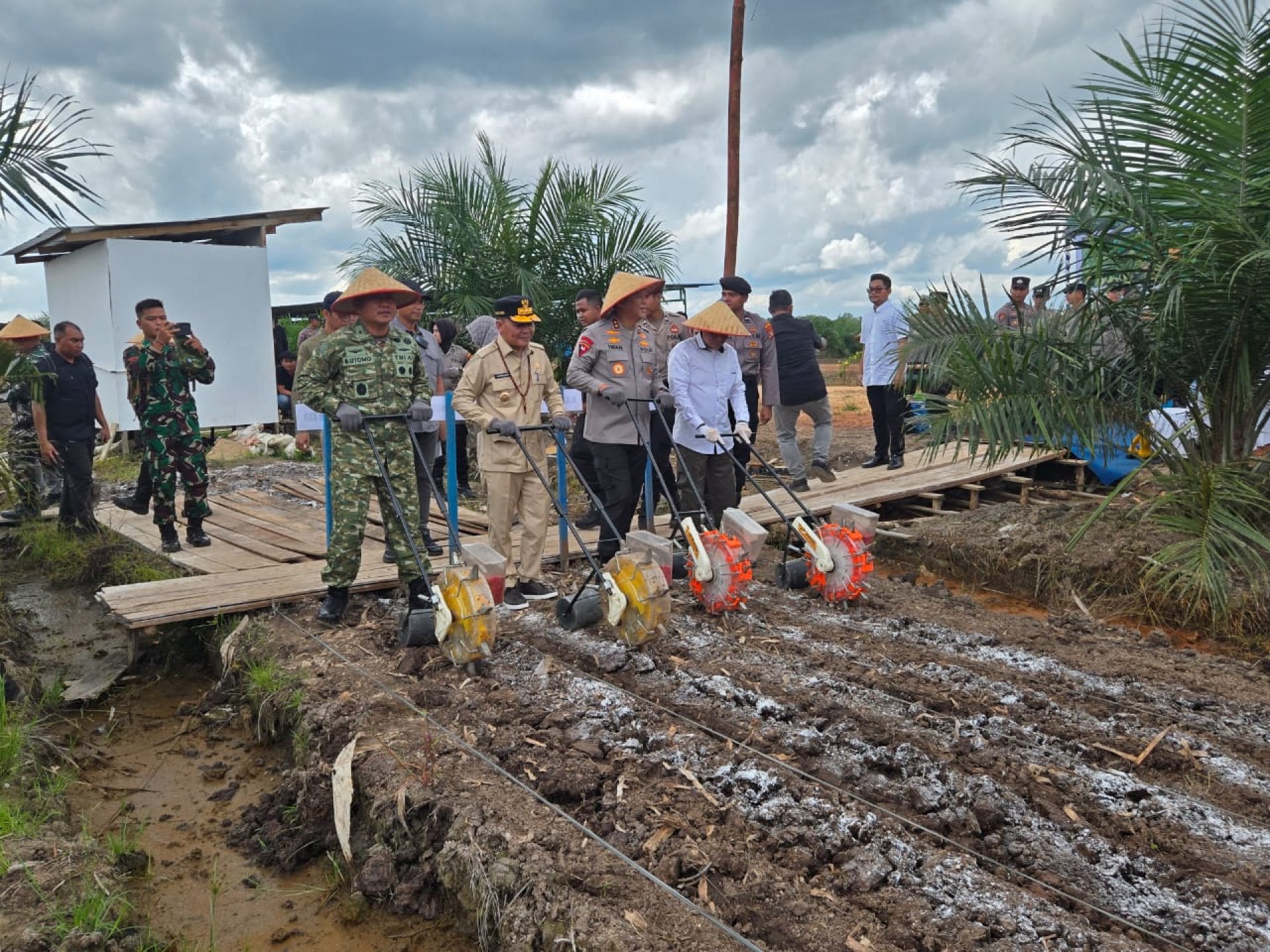 Gubernur Kalteng Agustiar Sabran Ikuti Tanam Jagung Serentak di Pulang Pisau