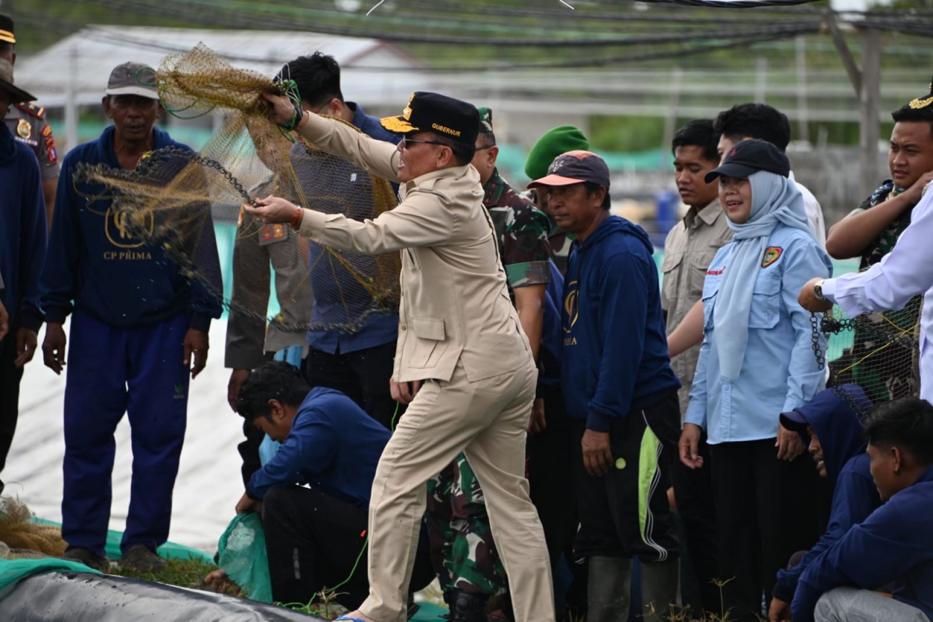 Gubernur Agustiar Sabran Panen Udang dan Tabur Benur Udang Vaname di Kawasan Shrimp Estate Berkah Sukamara
