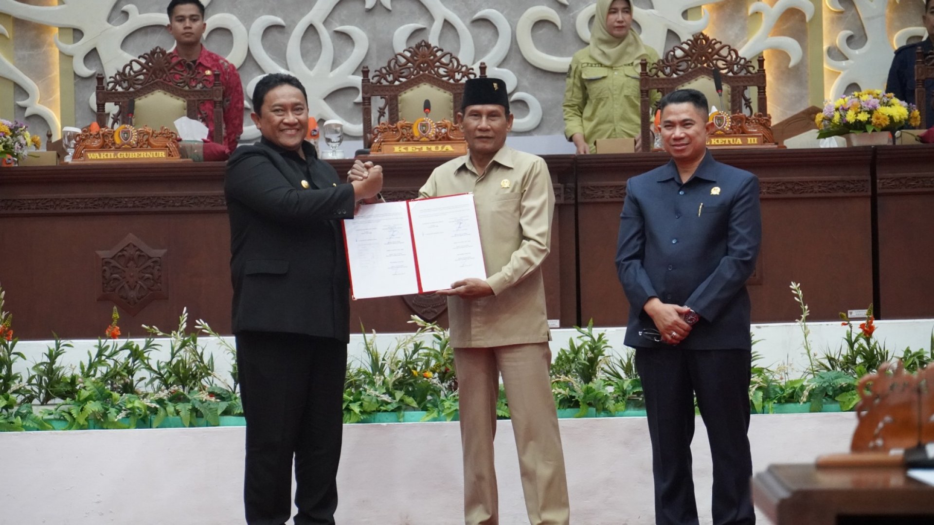 Wagub Lakukan Penandatanganan Persetujuan Bersama Nota Keuangan dan Raperda Perubahan APBD dengan DPRD Kalteng