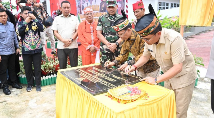 Gubernur Kalteng Agustiar Sabran Resmikan Balai Hindu Kaharingan Garing Nganderang