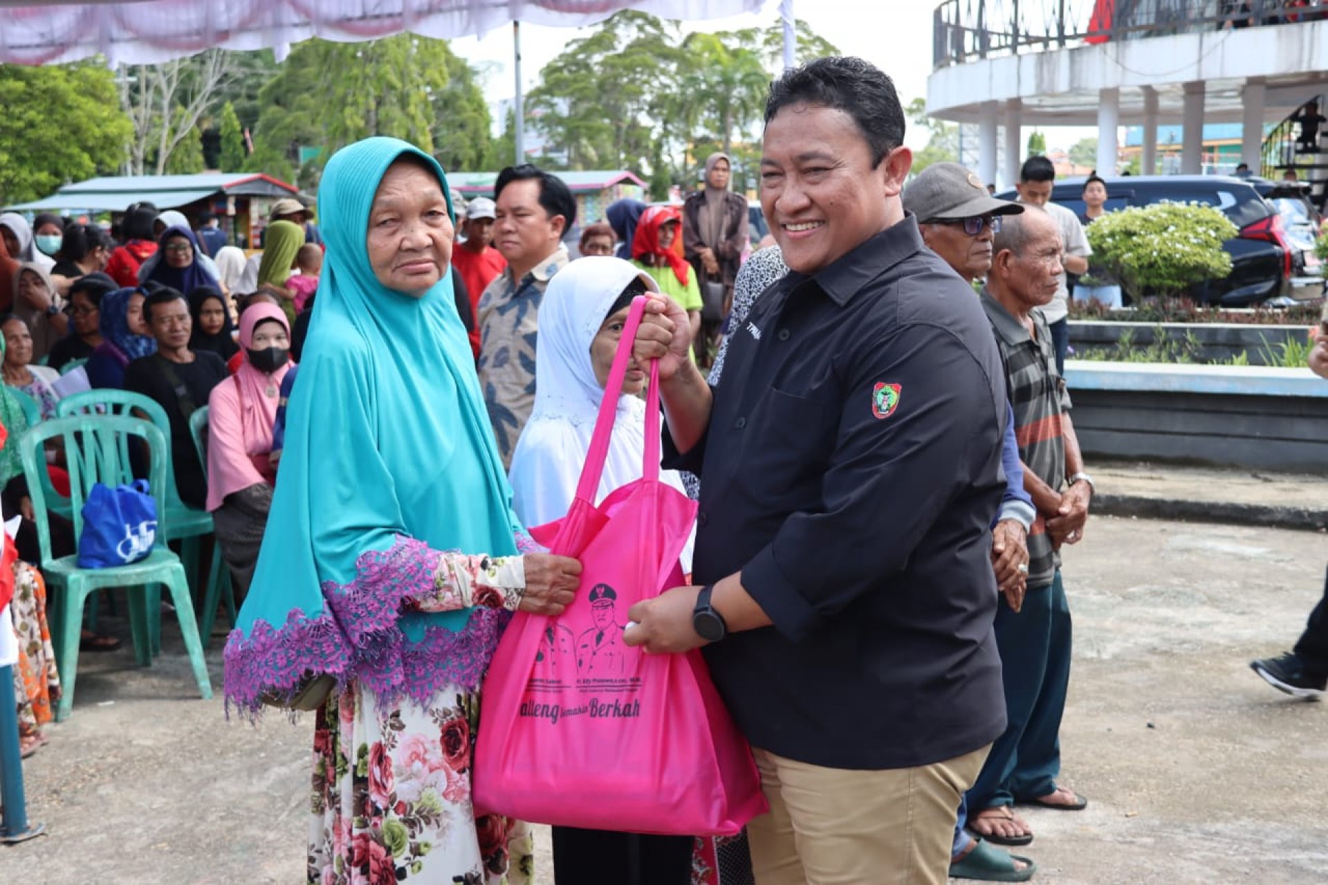 Wagub Edy Pratowo Serahkan Bantuan Paket Sembako Murah di Pasar Penyeimbang Barsel