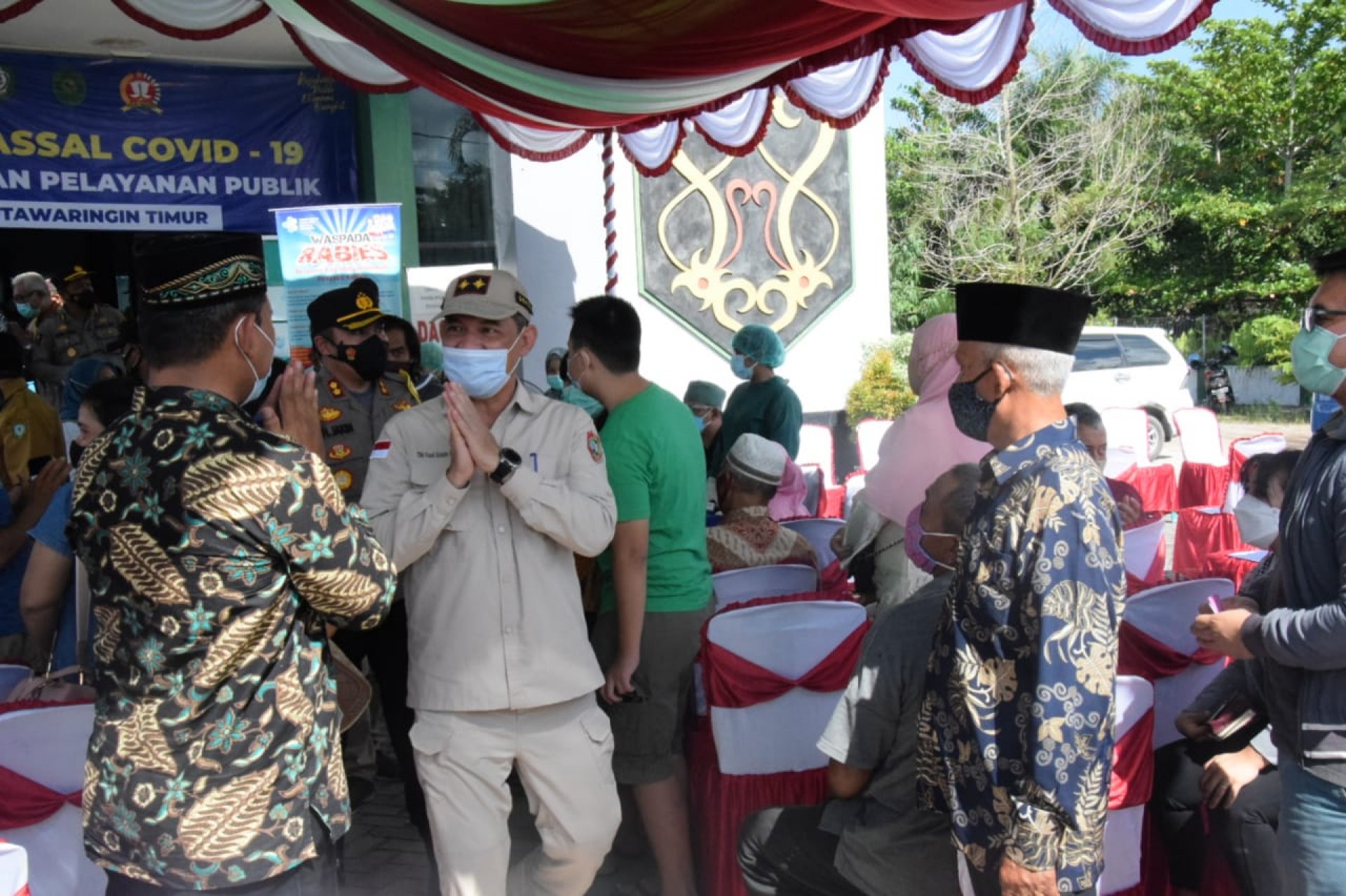 Sekda Kalteng Bersama Kapolda dan Kasrem Tinjau Vaksinasi Massal dan Kesiapan Penanggulangan Karhutla di Kotim