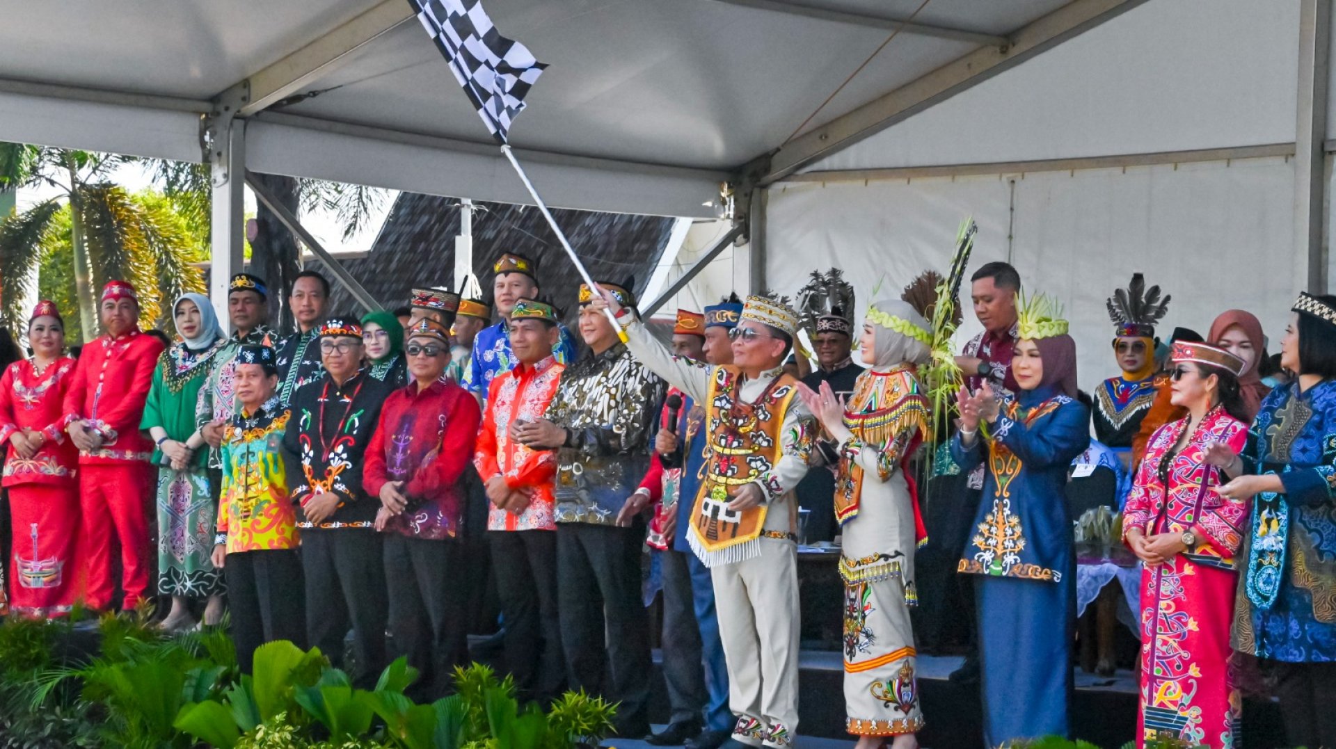 Gubernur Kalteng Buka Karnaval Festival Budaya Isen Mulang Tahun 2025