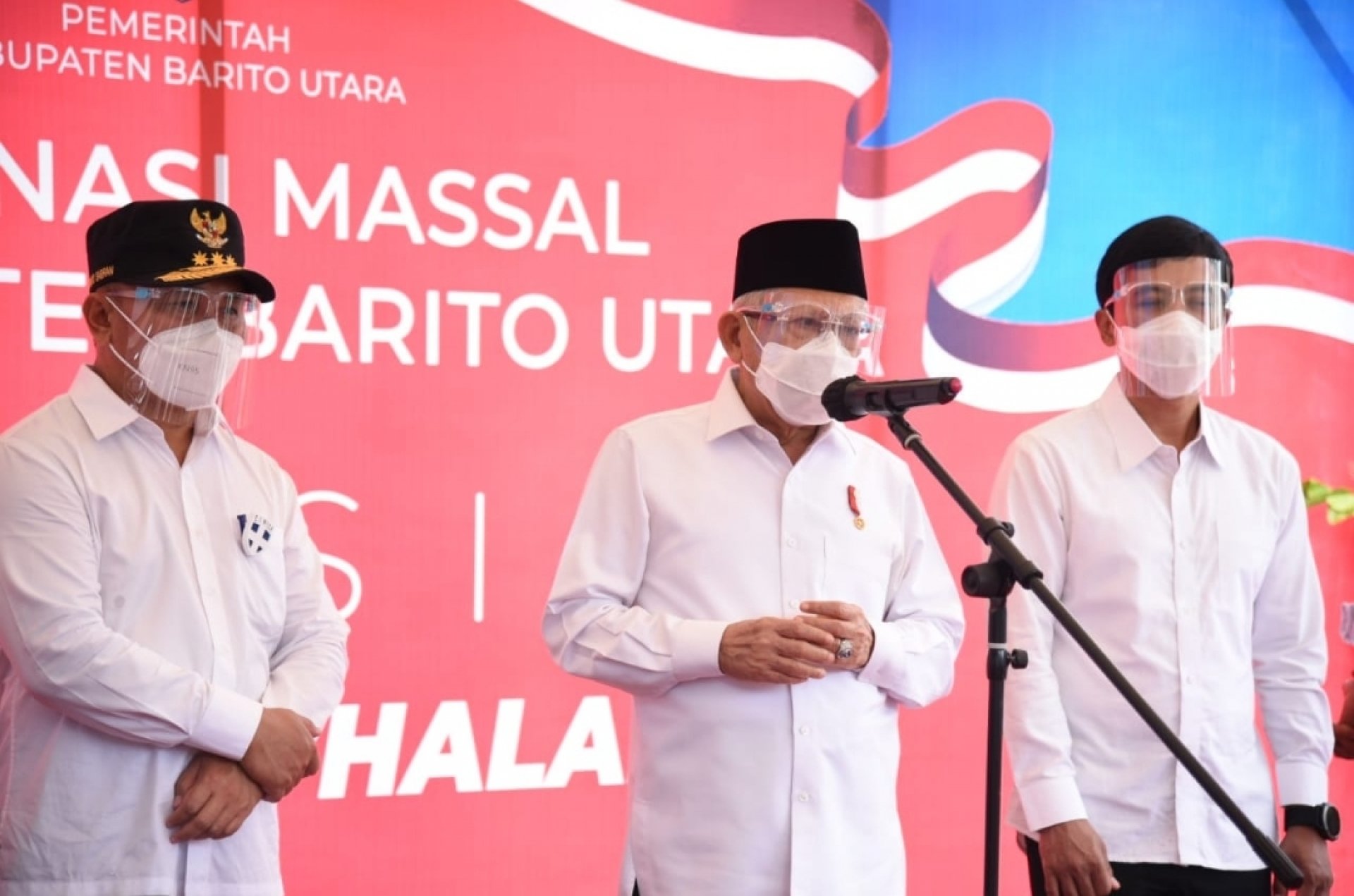 Wakil Presiden Bersama Gubernur Kalteng Tinjau Pelaksanaan Vaksinasi Covid-19 Massal di Kabupaten Barito Utara